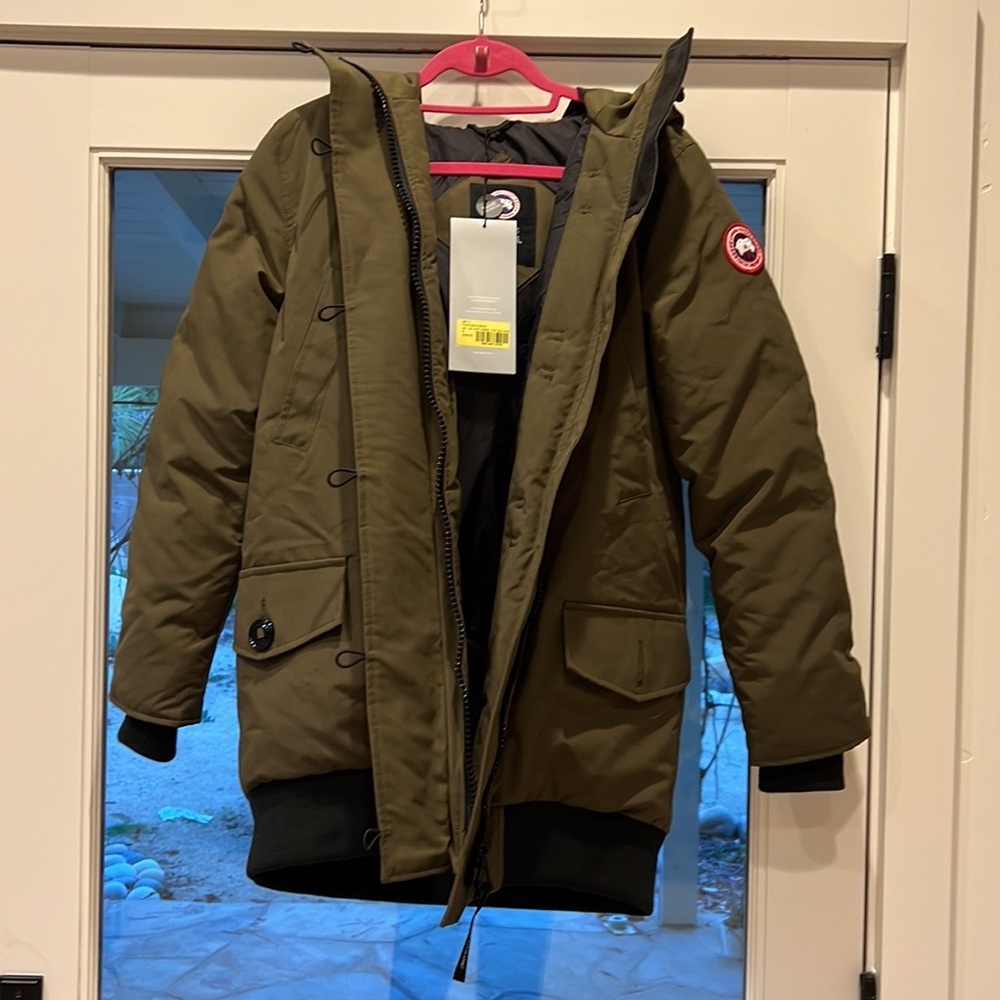 Canada Goose Women's Finnegan Parka in size SMALL Military green color